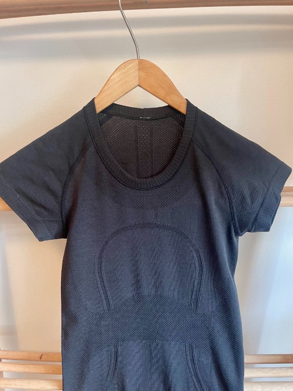 Lululemon Black Seamless Longline Short Sleeve Athletic Top XS - Picture 5 of 12